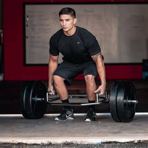 The hex bar is mainly used for two exercises: the deadlift and the shrug. While its versatility in terms of movements is limited, the muscles it targets are many. Deadlifts work the glutes, hamstrings, quadriceps, and spine erectors. 